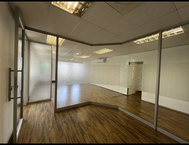85M² OFFICE TO LET IN HYDE PARK